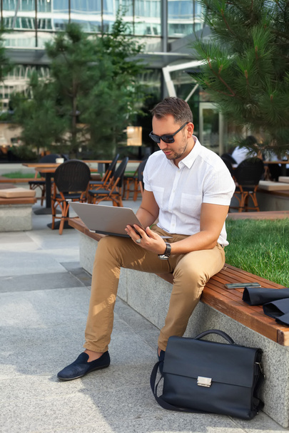 Businessman working on laptop - Foto, Imagen