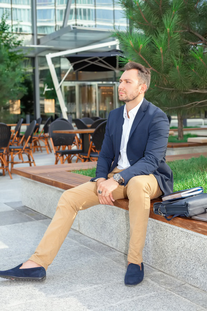 Businessman sitting on bench - Фото, изображение
