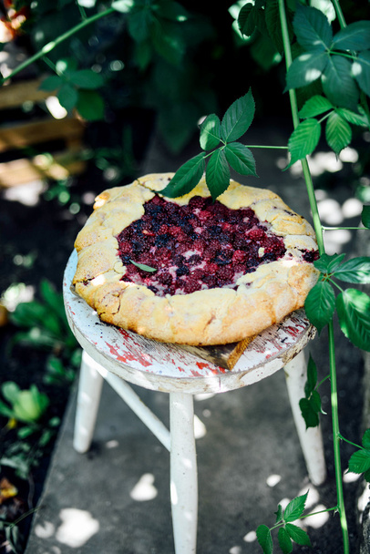  freshly baked berry pie. Blackberries pie with a slice missing. - Foto, Imagen