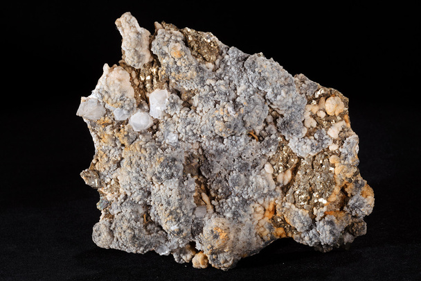 кальцитовий мінерал з групи карбонату на чорному тлі
 - Фото, зображення