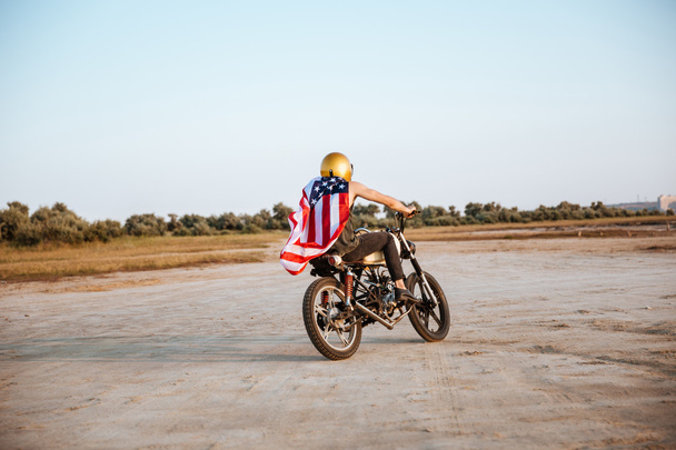 Muž ve zlaté helmě a na americkém mysu vlajky - Fotografie, Obrázek