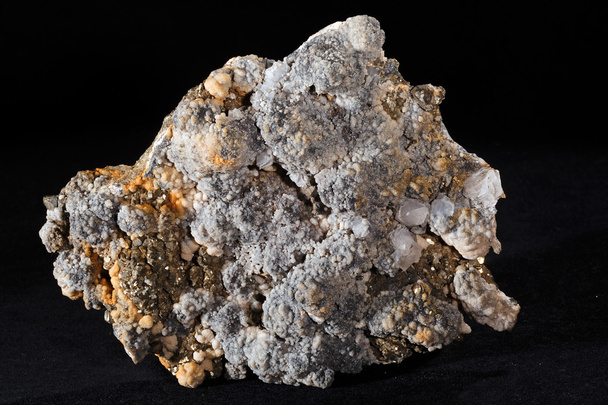 calciet mineraal uit de groep van carbonaat op de zwarte achtergrond - Foto, afbeelding