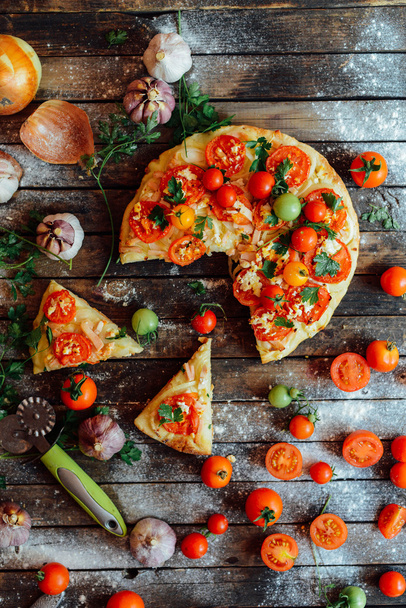 Vegetarische pizza. Pizza met tomaten, sjalot en verse kruiden. Cher - Foto, afbeelding