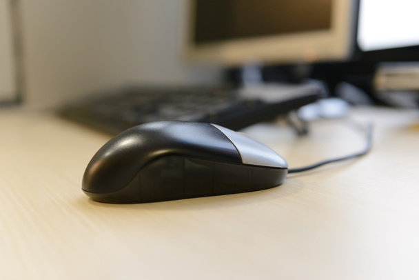 Detailní počítačová myš před plochy počítače na hnědé dřevěné d - Fotografie, Obrázek
