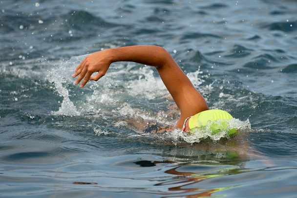 Κολυμβητής επιπλέει σέρνονται στη γαλάζια θάλασσα - Φωτογραφία, εικόνα
