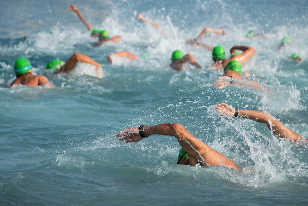 Groupe de nageurs nager dans la mer
 - Photo, image