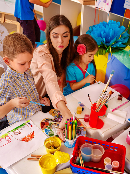 Παιδιά κορίτσι και αγόρι με ζωγραφική με το πινέλο στο Δημοτικό σχολείο. - Φωτογραφία, εικόνα