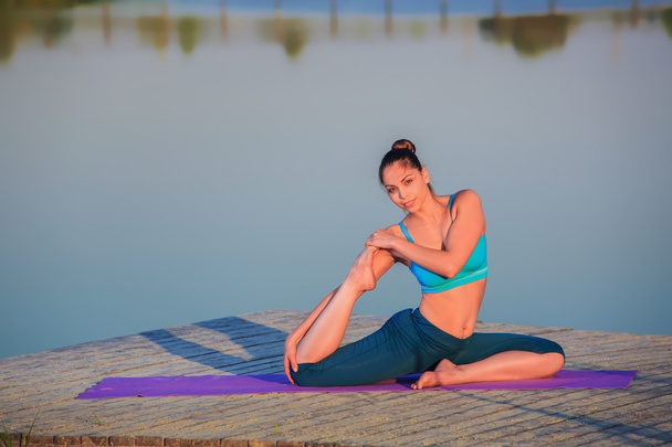 Ragazza che fa esercizio yoga
 - Foto, immagini