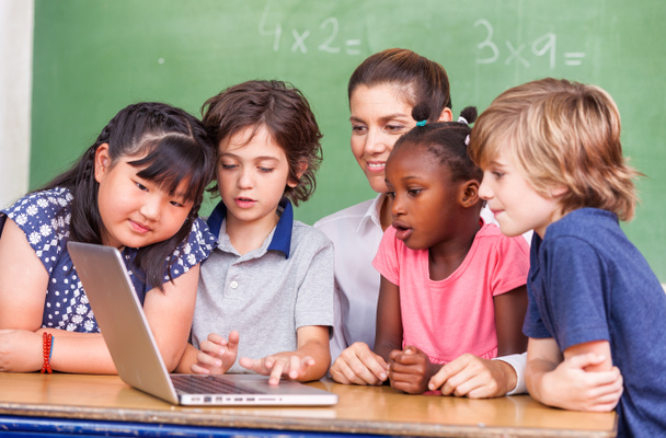 Kinderen leren van de computerwetenschap - Foto, afbeelding