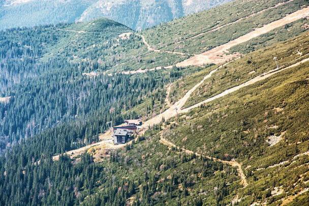 Estación de ascensores en las montañas Low Tatras, teleférico al Chopok
 - Foto, imagen