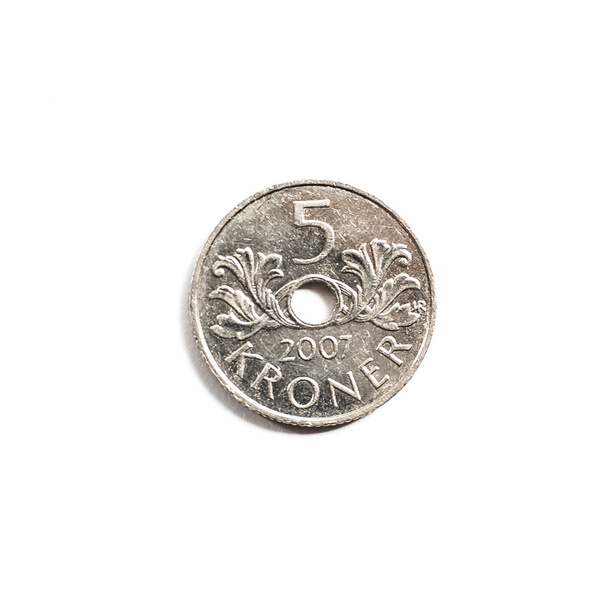 Норвежская крона 5 крон монеты изолированы на белом фоне
 - Фото, изображение