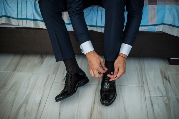 Ayakkabı bağcıkları bağlayan adam - Fotoğraf, Görsel