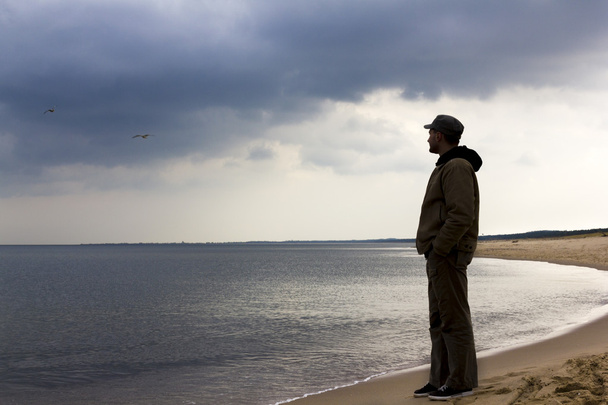 Lonely man looking at sea - Foto, afbeelding