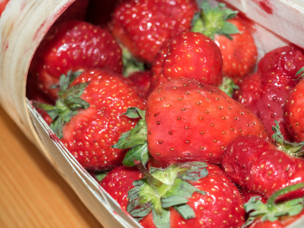 φράουλες σε καλάθι - Φωτογραφία, εικόνα
