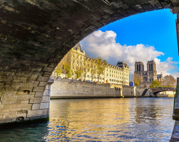 Gyönyörű kilátás nyílik a párizsi épületek és a folyó - Fotó, kép
