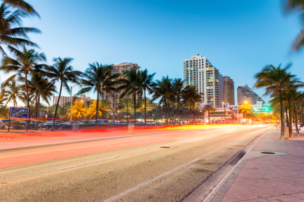 Fort Lauderdale Beach Boulevard auringonlaskun aikaan, Florida
 - Valokuva, kuva