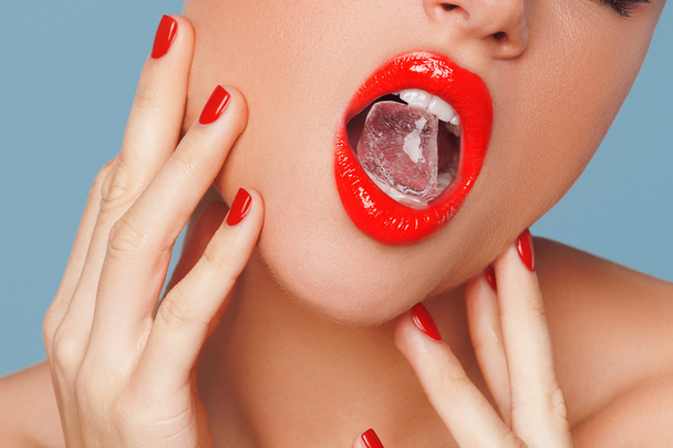 Close-up de lábios de mulher com cubo de gelo
 - Foto, Imagem