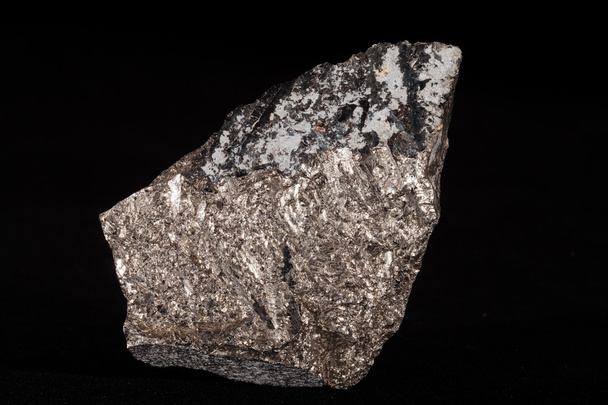 Siyah arkaplanda arsenopyrite minerali - Fotoğraf, Görsel
