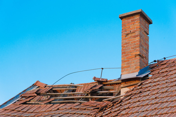 Cihlový komín na staré opuštěné střecha  - Fotografie, Obrázek