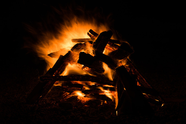 firewood in the bonfire with fire and sparks - Foto, Bild