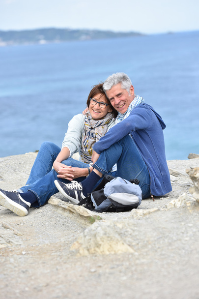 couple  sitting by cliff - Valokuva, kuva
