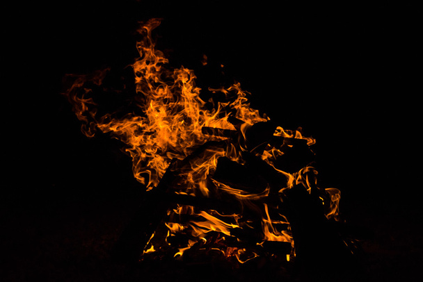 Brennholz am Lagerfeuer mit Feuer und Funken - Foto, Bild