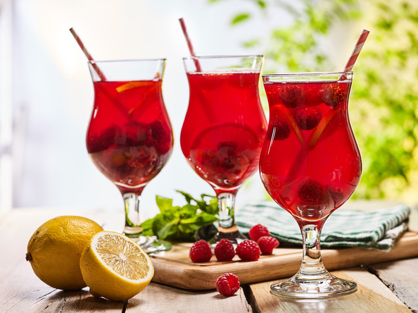 木製の氷の冷たい飲み物のグラスに赤いベリーカクテル . - 写真・画像
