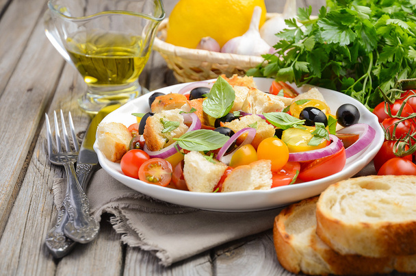 Traditionele Italiaanse Panzanella Salade met verse tomaten en krokant brood - Foto, afbeelding