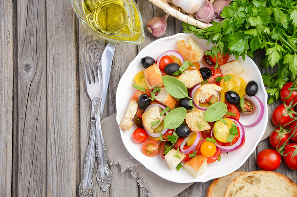 Traditionele Italiaanse Panzanella Salade met verse tomaten en krokant brood - Foto, afbeelding