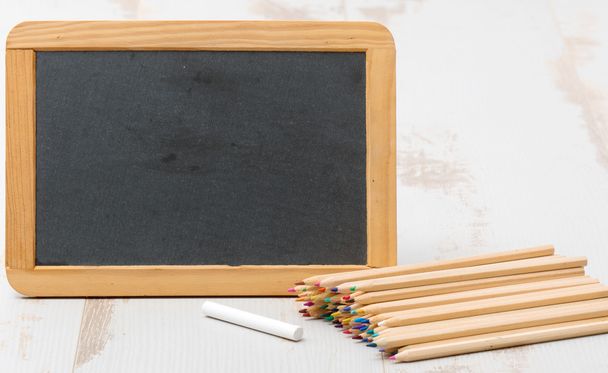 schoolbord en kleur potloden - Foto, afbeelding