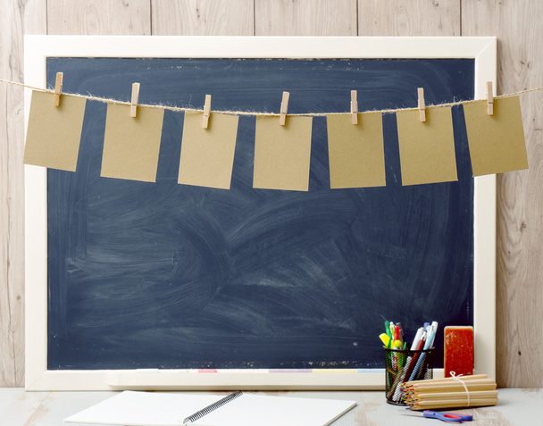 zeven vellen papier hangen en blackboard  - Foto, afbeelding