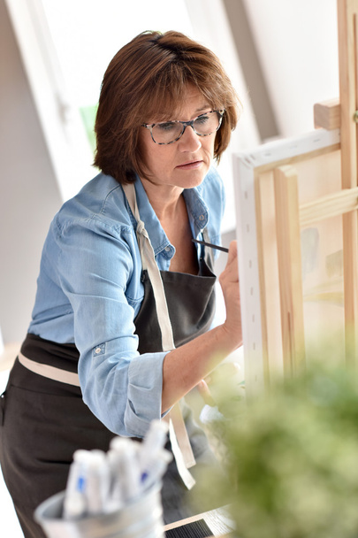  woman painting on canvas - Фото, изображение