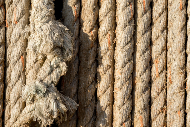 Расколотая веревка из натурального волокна
 - Фото, изображение