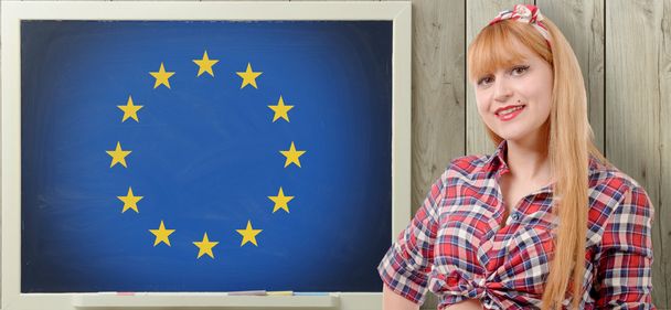 mooie jonge vrouw en een Europese vlag - Foto, afbeelding