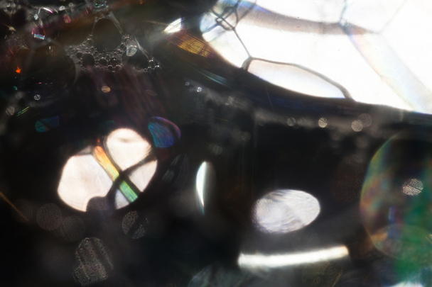 Abstraktion von Seifenblasen auf dunklem Hintergrund, für unscharfen Hintergrund - Foto, Bild