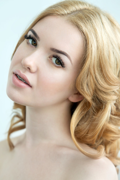 Beauty Model with  Perfect Fresh Skin, Long Eyelashes and Teeth  - Foto, Bild