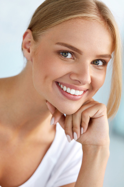 Beauty Portrait Of Woman With Beautiful Smile Fresh Face Smiling - Fotoğraf, Görsel
