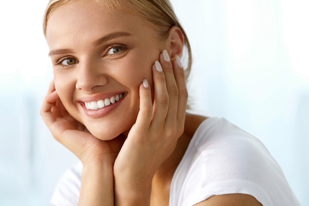 Beautiful Woman With Beauty Face, Healthy White Teeth Smiling - Фото, зображення