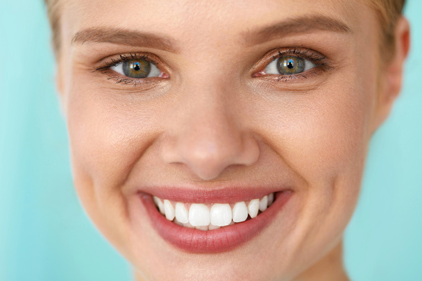 Belle femme avec le visage de beauté, dents blanches saines souriant
 - Photo, image
