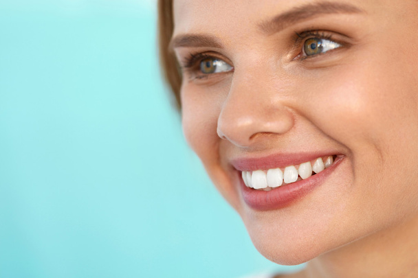 Красивая женщина с красивым лицом, здоровые белые зубы улыбаются
 - Фото, изображение