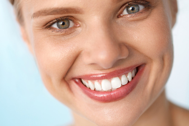 Прекрасная улыбка. Улыбающаяся женщина с белыми зубами
. - Фото, изображение