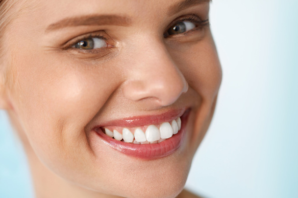 Beautiful Smile. Smiling Woman With White Teeth Beauty Portrait. - Φωτογραφία, εικόνα