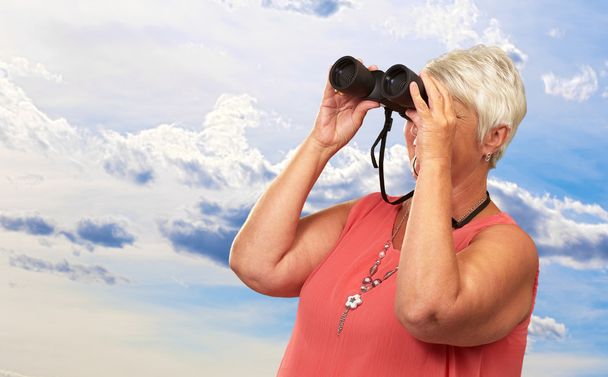 starší žena dívá dalekohledem - Fotografie, Obrázek