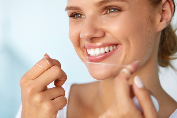 Dental Hygiene. Beautiful Woman Flossing Healthy White Teeth - Foto, afbeelding