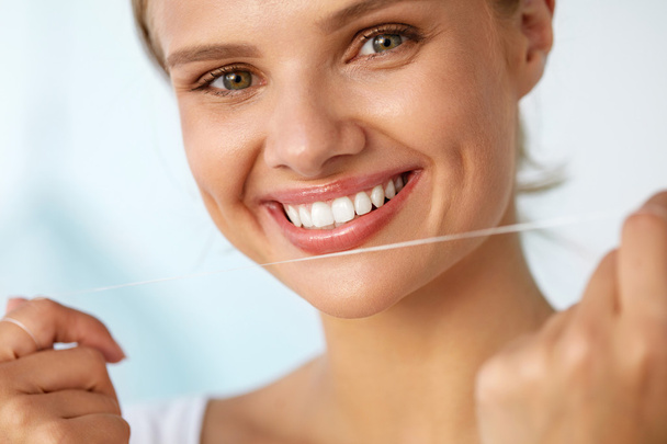 Dental Hygiene. Beautiful Woman Flossing Healthy White Teeth - Foto, imagen