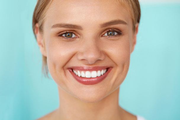 Mooie glimlach. Lachende vrouw met witte tanden schoonheid portret. - Foto, afbeelding
