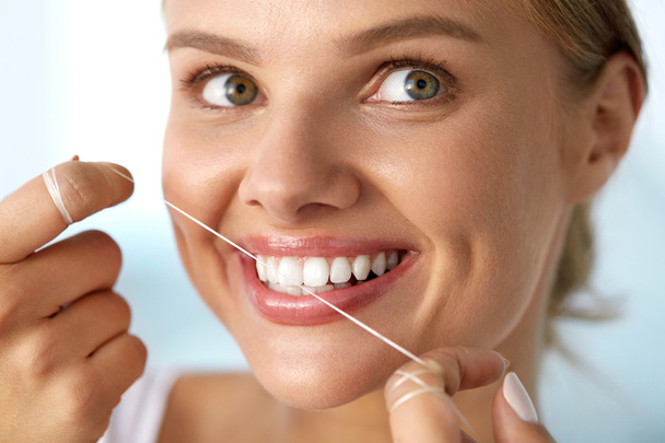 Dental Care. Woman With Beautiful Smile Using Floss For Teeth - Foto, Bild