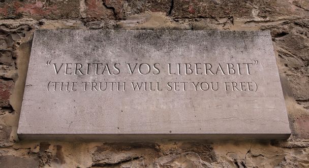 Veritas vos liberabit. Een Latijnse uitdrukking die betekent de waarheid zal u vrij instellen. Gegraveerde tekst. - Foto, afbeelding