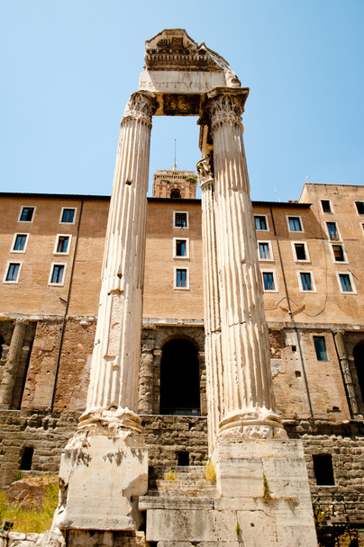 Foro Romano. Templo de Vespasiano y Tito
 - Foto, Imagen
