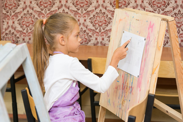 Fille peint sur un chevalet dans la leçon de dessin
 - Photo, image